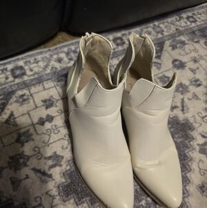 ierre Dumas Women's West-4 Bootie - Cream